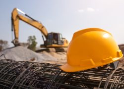 casco-obra-equipamiento-obra-construccion-nuevo-almacen_61243-564